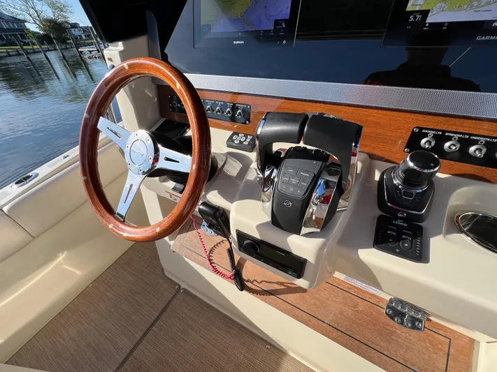 Sea Senora Yacht Photos Pics 2022 Chris-Craft Catalina 30 helm with wooden steering wheel and modern controls.
