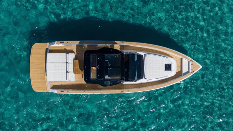Yaaas Yacht Photos Pics Top view of 2024 Pardo Yachts P43 on clear turquoise water.