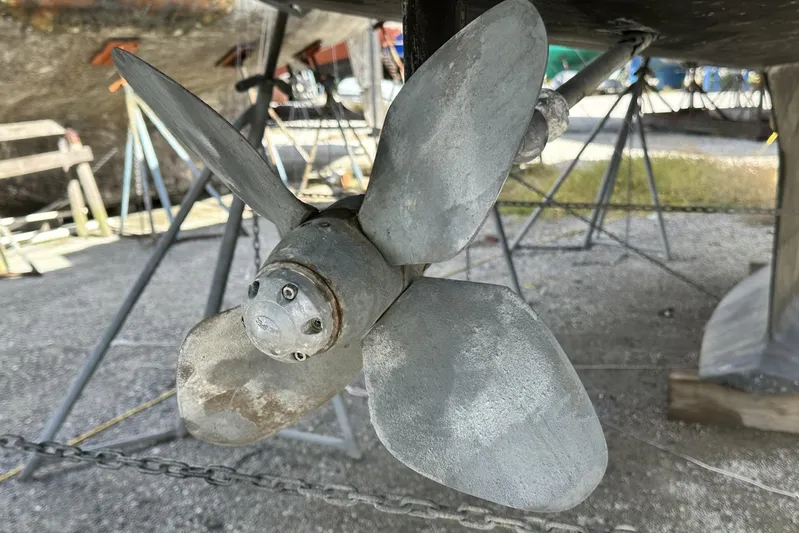 Bittersweet Yacht Photos Pics Propeller of a 1998 Tartan 4100 sailboat on a stand, close-up view.