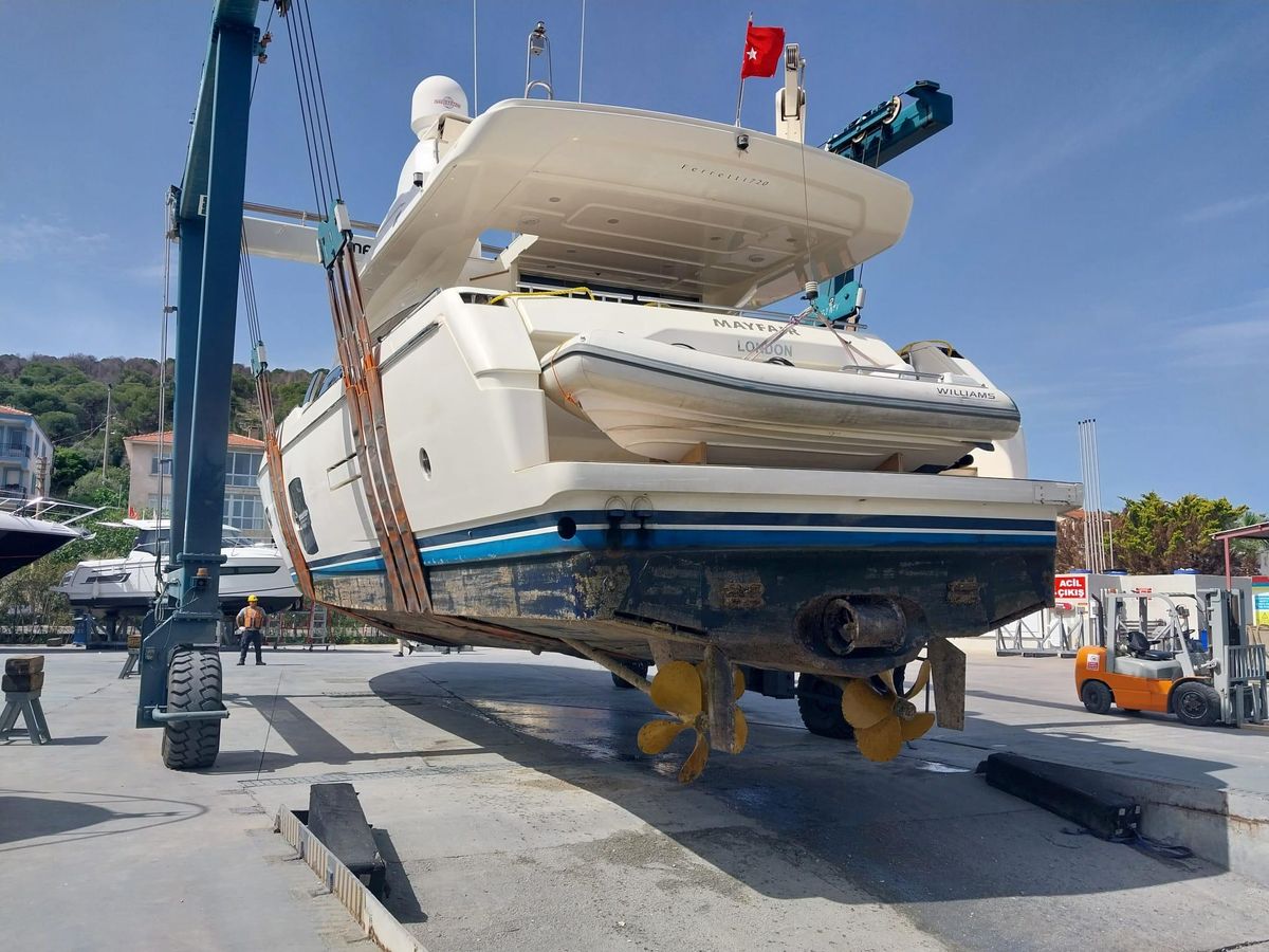 2012 Ferretti Yachts 75 