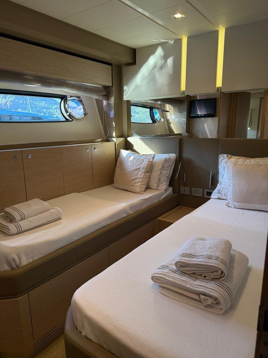 2012 Ferretti Yachts 75 