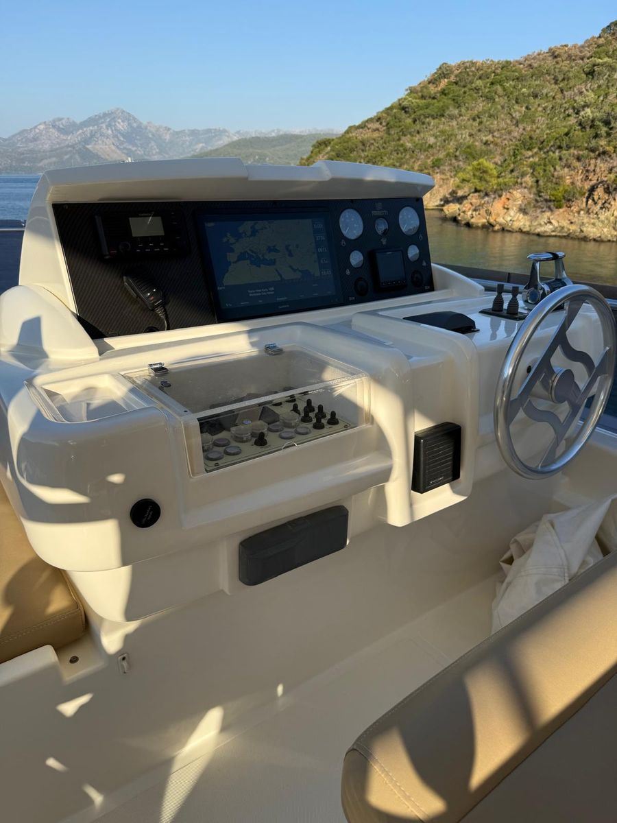 2012 Ferretti Yachts 75 