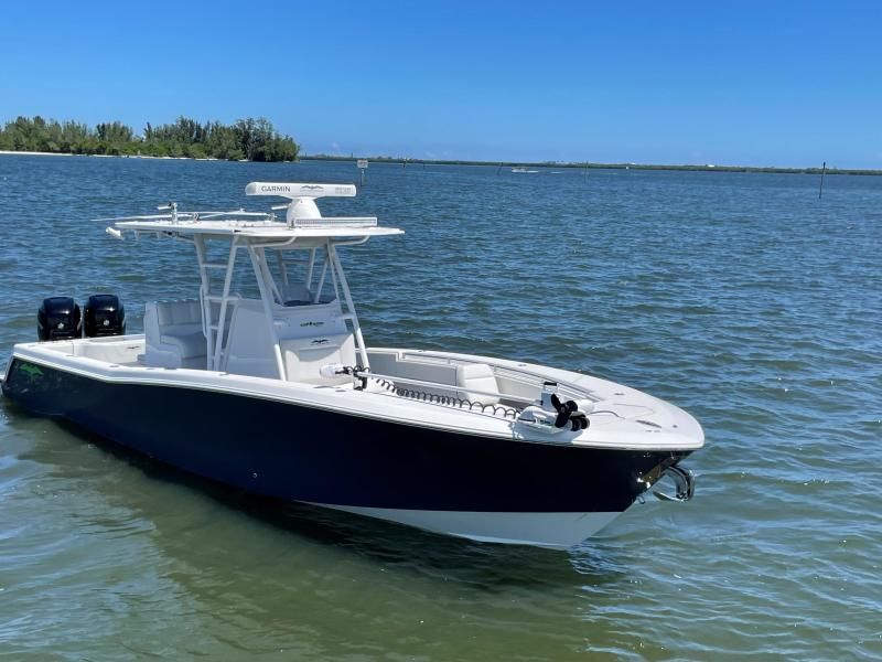 2019 Invincible 33 Center Console