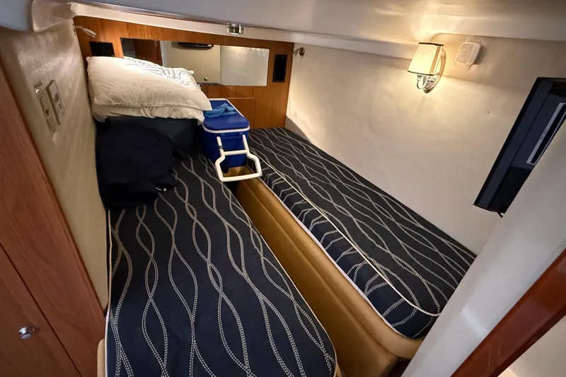  Yacht Photos Pics 2003 Regal Commodore 4260 cabin with twin beds and modern decor.