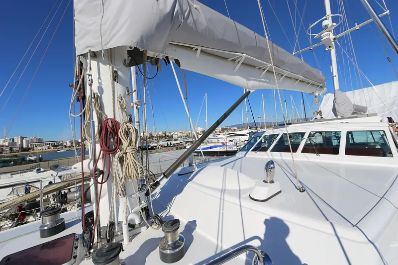 Hide N Sea Yacht Photos Pics Main mast / Deckhouse