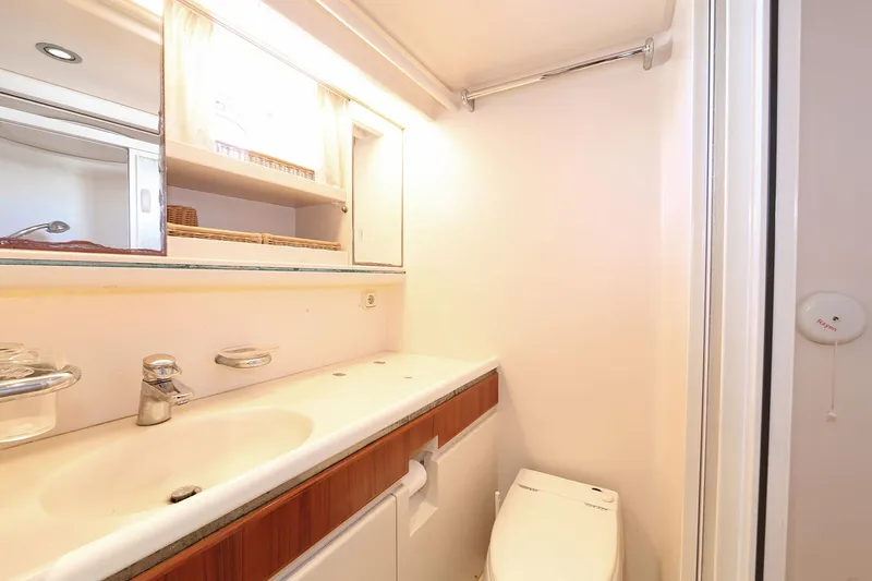 Hide N Sea Yacht Photos Pics Guest bathroom