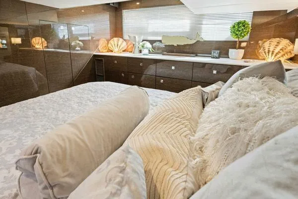 Sweet Caroline Yacht Photos Pics Master Stateroom