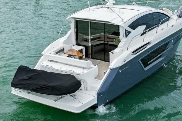 2020 Cruisers Yachts 46 