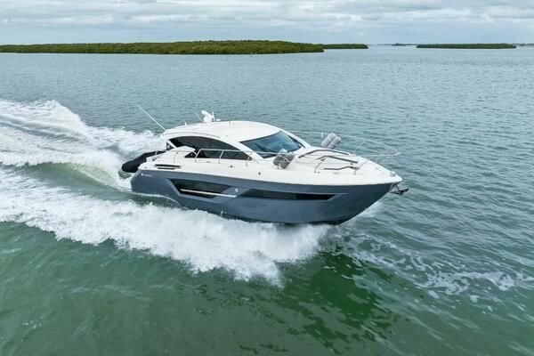 2020 Cruisers Yachts 46 