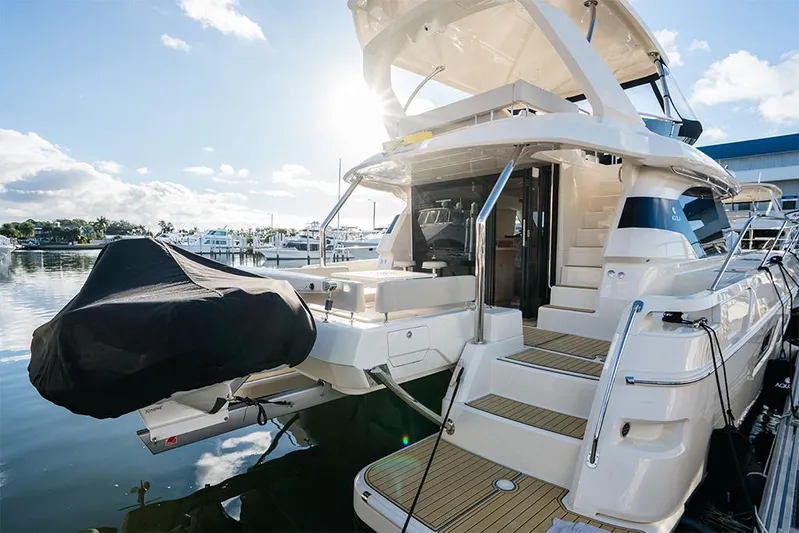 Aquila 44 Yacht Photos Pics 