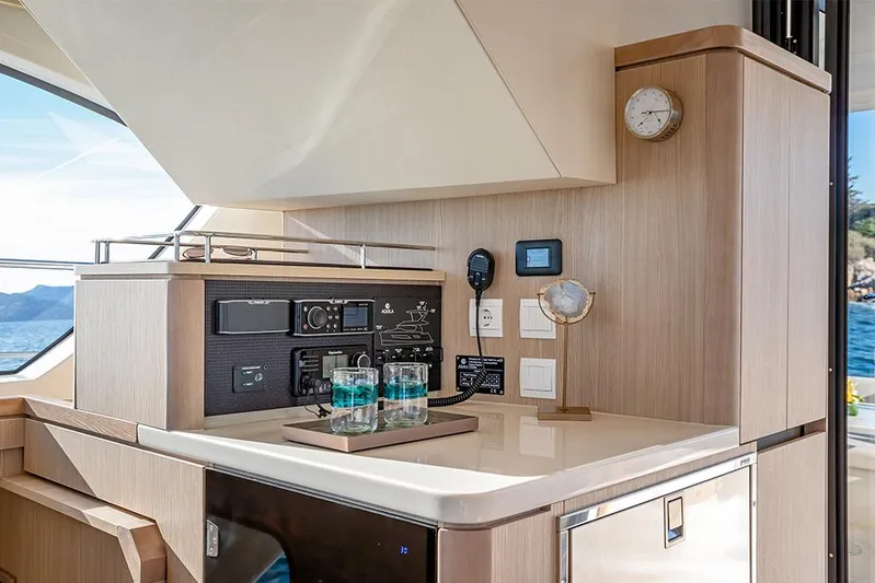 Aquila 44 Yacht Photos Pics 