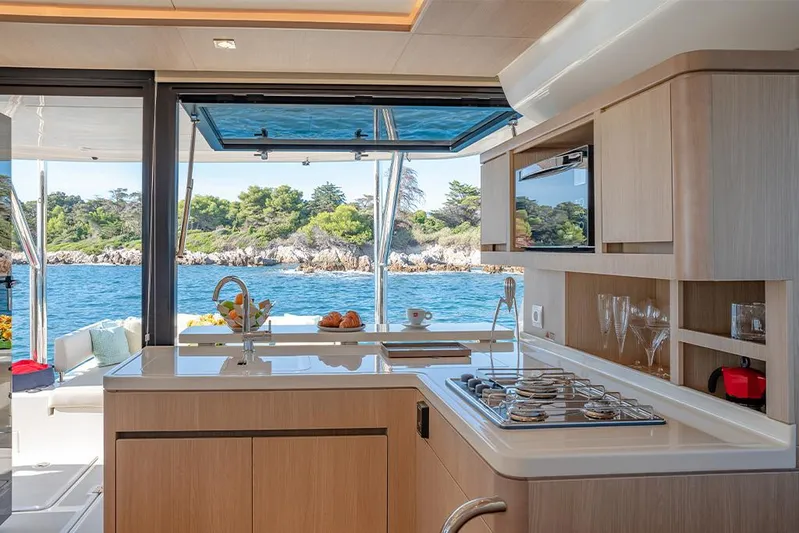 Aquila 44 Yacht Photos Pics 