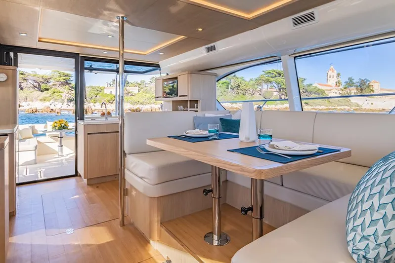 Aquila 44 Yacht Photos Pics 