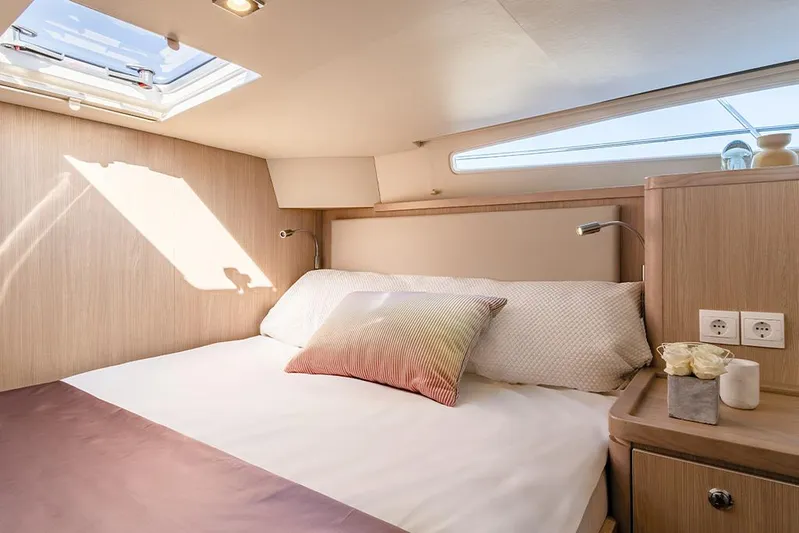 Aquila 44 Yacht Photos Pics 