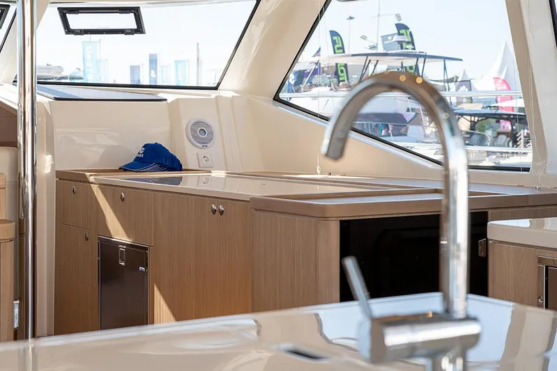Aquila 44 Yacht Photos Pics 