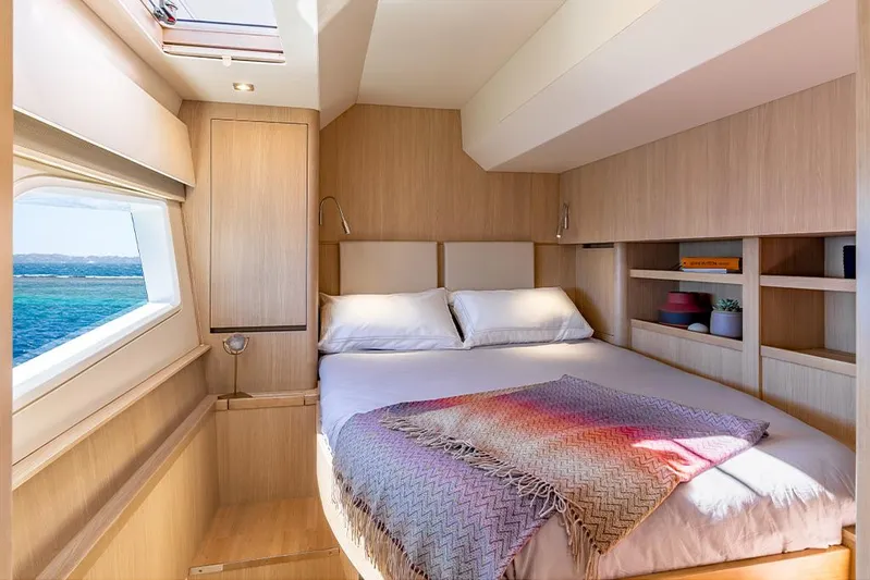 Aquila 44 Yacht Photos Pics 