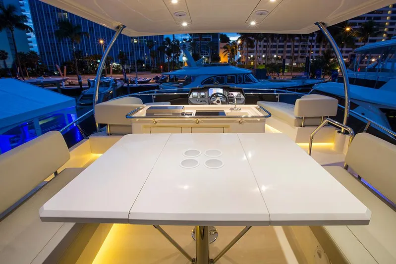 Aquila 44 Yacht Photos Pics 