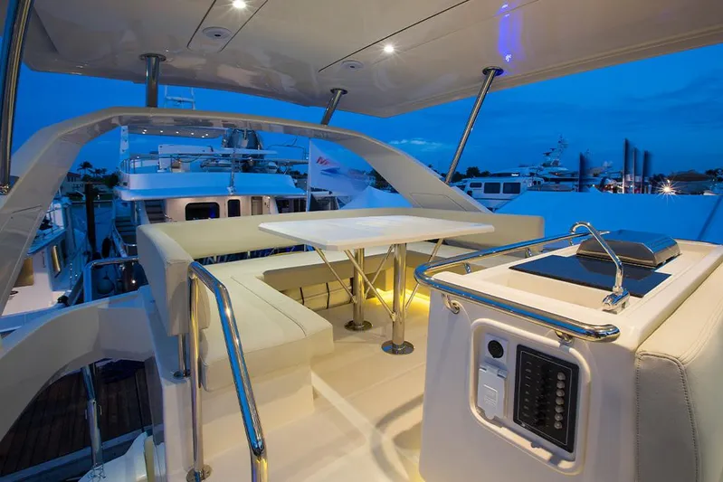 Aquila 44 Yacht Photos Pics 