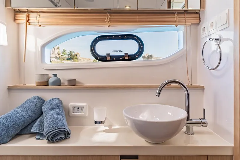 Aquila 44 Yacht Photos Pics 