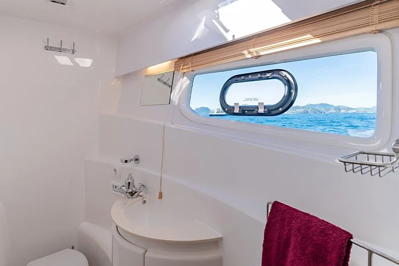 Aquila 44 Yacht Photos Pics 