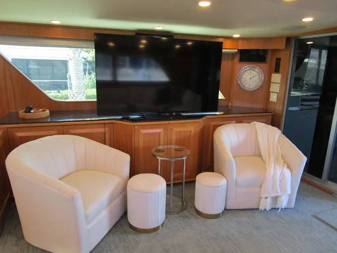 Shepsl X Yacht Photos Pics Salon to Stbd.