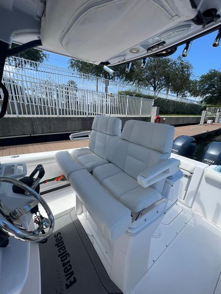 2020 Everglades 255 Center Console