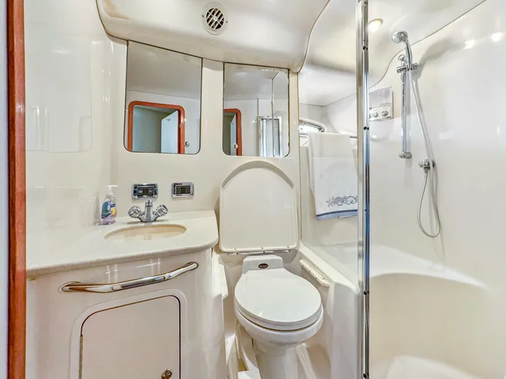 Island Seeker Yacht Photos Pics 2003 Sea Ray 48 Sedan Bridge - Image 13