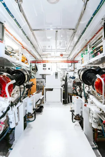  Yacht Photos Pics 2011 Hatteras 80 Motor Yacht - Image 43