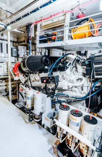  Yacht Photos Pics 2011 Hatteras 80 Motor Yacht - Image 45