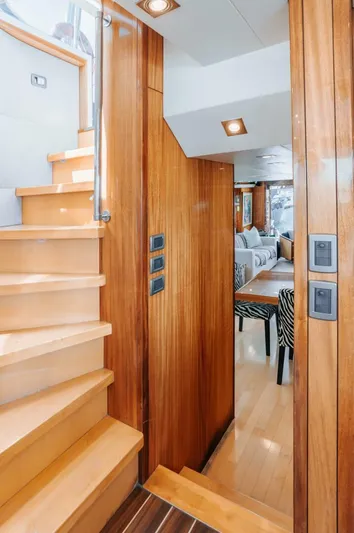  Yacht Photos Pics 2011 Hatteras 80 Motor Yacht - Image 24