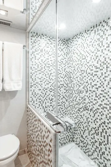  Yacht Photos Pics 2011 Hatteras 80 Motor Yacht - Image 38