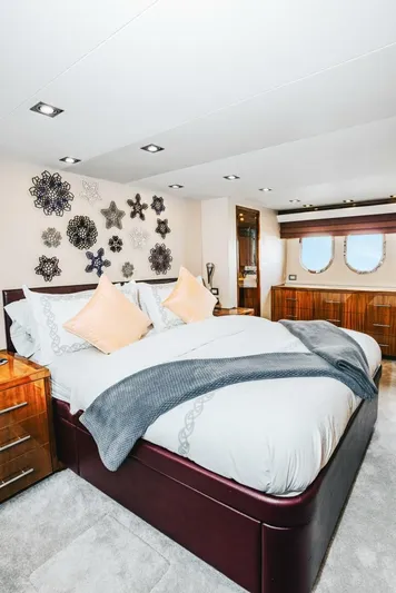  Yacht Photos Pics 2011 Hatteras 80 Motor Yacht - Image 33