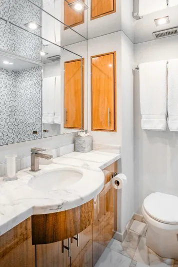  Yacht Photos Pics 2011 Hatteras 80 Motor Yacht - Image 37