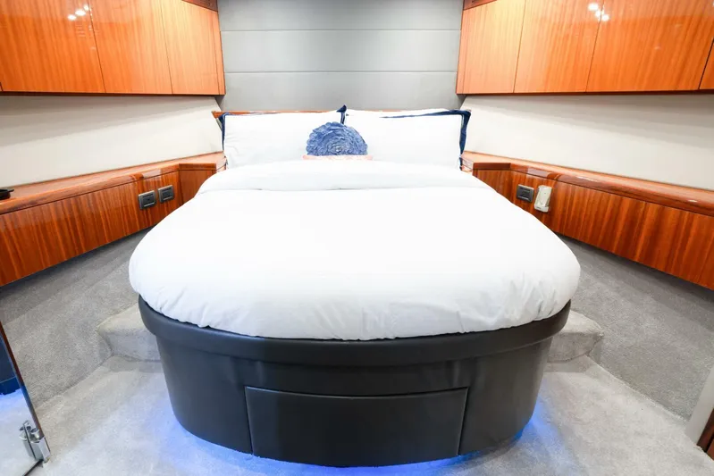  Yacht Photos Pics 2011 Hatteras 80 Motor Yacht - Image 40