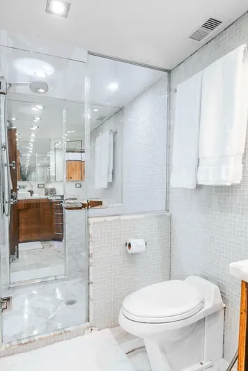  Yacht Photos Pics 2011 Hatteras 80 Motor Yacht - Image 35