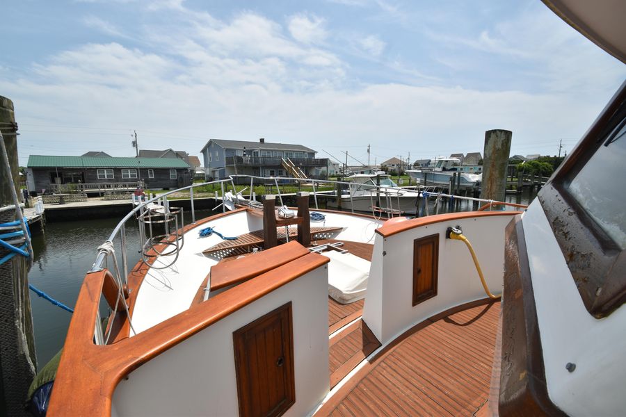 1989 Marine Trader Widebody Trawler Motor Yacht