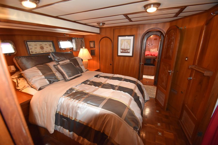 1989 Marine Trader Widebody Trawler Motor Yacht