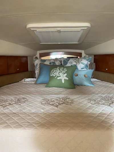 Viva La Vida Yacht Photos Pics Interior cabin of 2006 Sea Ray 340 Sundancer with decorative pillows and bedding.