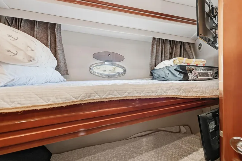 Endymion Yacht Photos Pics 2006 Carver 56 Voyager cabin with cozy bunk bed, porthole, and nautical-themed decor.