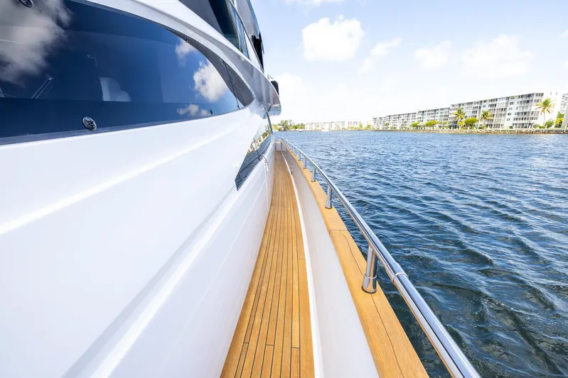 Sea Metri V Yacht Photos Pics Luxurious Amer 94 yacht cruising on a sunny day, 2017 model.