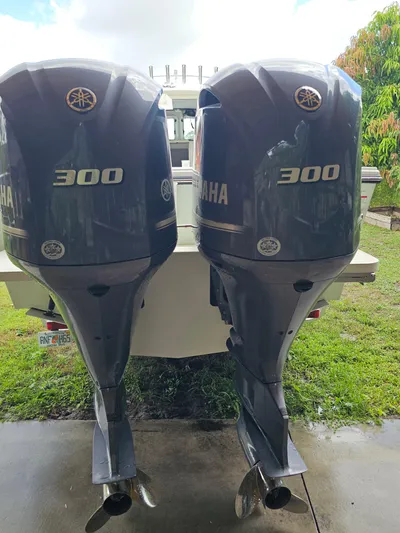  Yacht Photos Pics Twin Yamaha 300 outboard engines on a 2017 Parker 2820 XLD Sport Cabin boat.