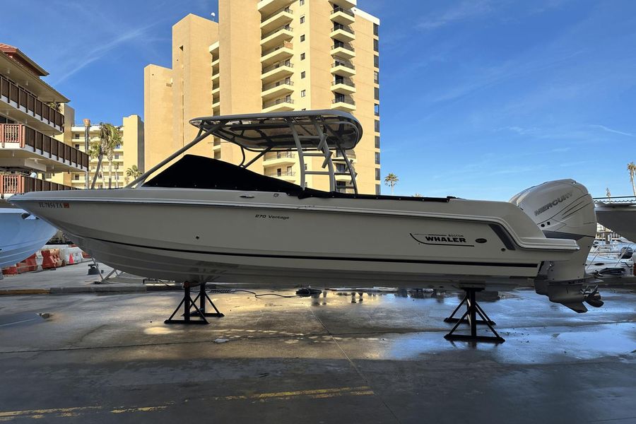 2018 Boston Whaler 270 Vantage