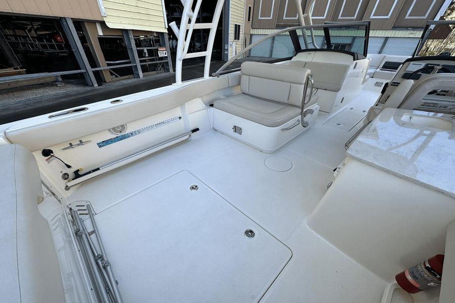 2018 Boston Whaler 270 Vantage