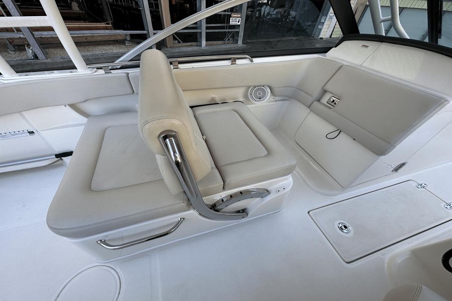 2018 Boston Whaler 270 Vantage