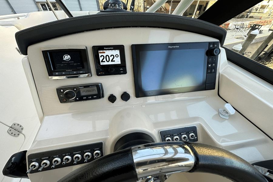 2018 Boston Whaler 270 Vantage