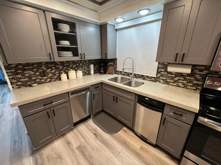 The Elegant Lady Yacht Photos Pics 