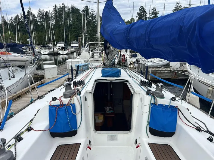 Nirvana Yacht Photos Pics 2001 Beneteau First 40.7 sailboat docked, featuring blue sail cover and spacious deck.