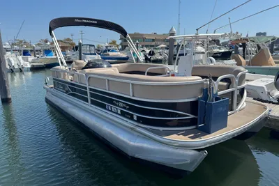 Sun Tracker Party Barge 22 DLX