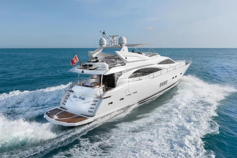 Sunseeker 90 Yacht Yacht Photos Pics 2006 Sunseeker 90 Yacht cruising on open sea, rear view.