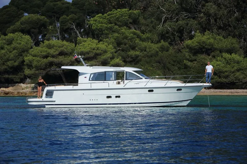 Annie Yacht Photos Pics 
